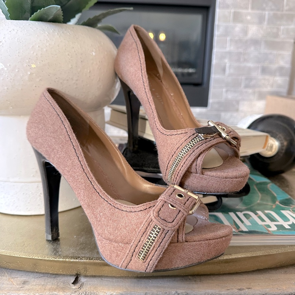 Rare find 39 Tan platform Charles&Keith